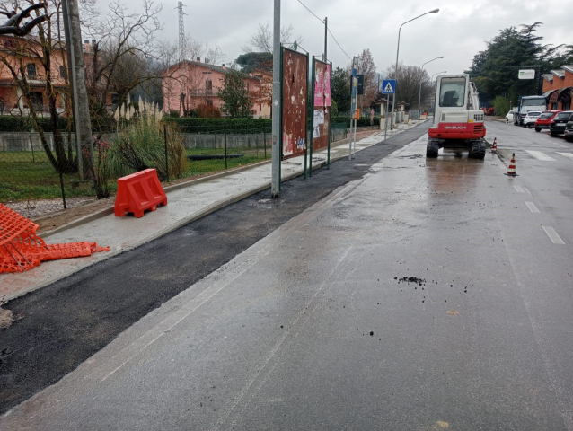 Realizzazione marciapiedi nelle frazioni di Calzolaro e Montecastelli, avanzano i lavori