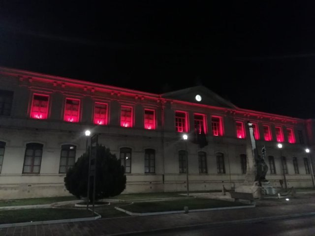La “Garibaldi” si è illuminata di rosso per la "Giornata del donatore"