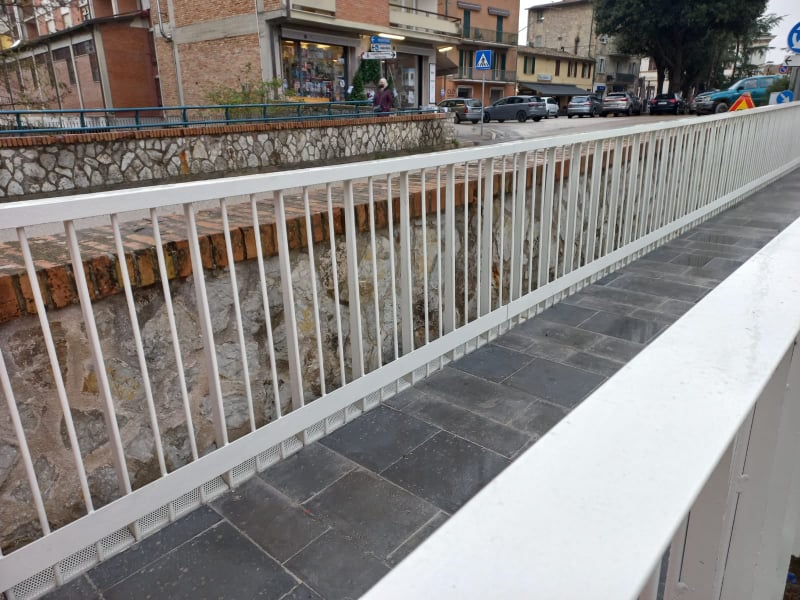 Abbattimento barriere architettoniche e mobilità sostenibile, posizionata la seconda passerella sul torrente Reggia