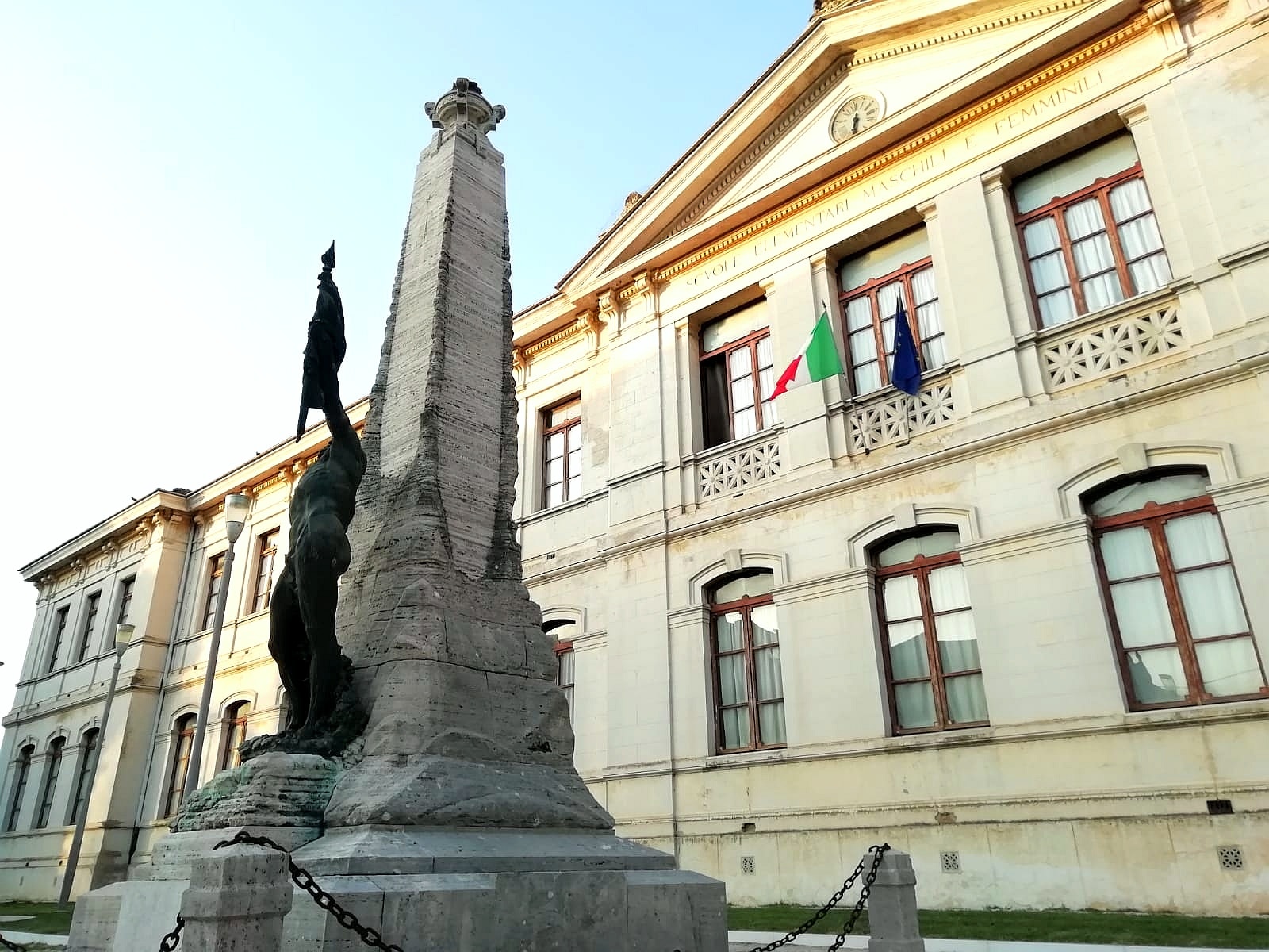 Giornata delle malattie rare, la scuola “Giuseppe Garibaldi” si illumina di bianco