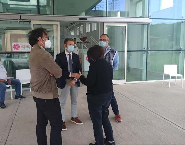 Il commissario regionale all'emergenza Covid Massimo D'Angelo in visita al nuovo centro cittadino per la vaccinazione di massa ospitato presso il Magazzino Ex Tabacchi