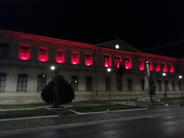 La scuola “Giuseppe Garibaldi” si è illuminata di rosso in occasione della Giornata del Donatore